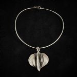 1745 4418 Halsring med h..